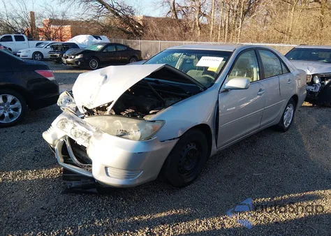 2005 Toyota Camry Le z USA, uszkodzony, nr VIN 4T1BE32KX5U038471